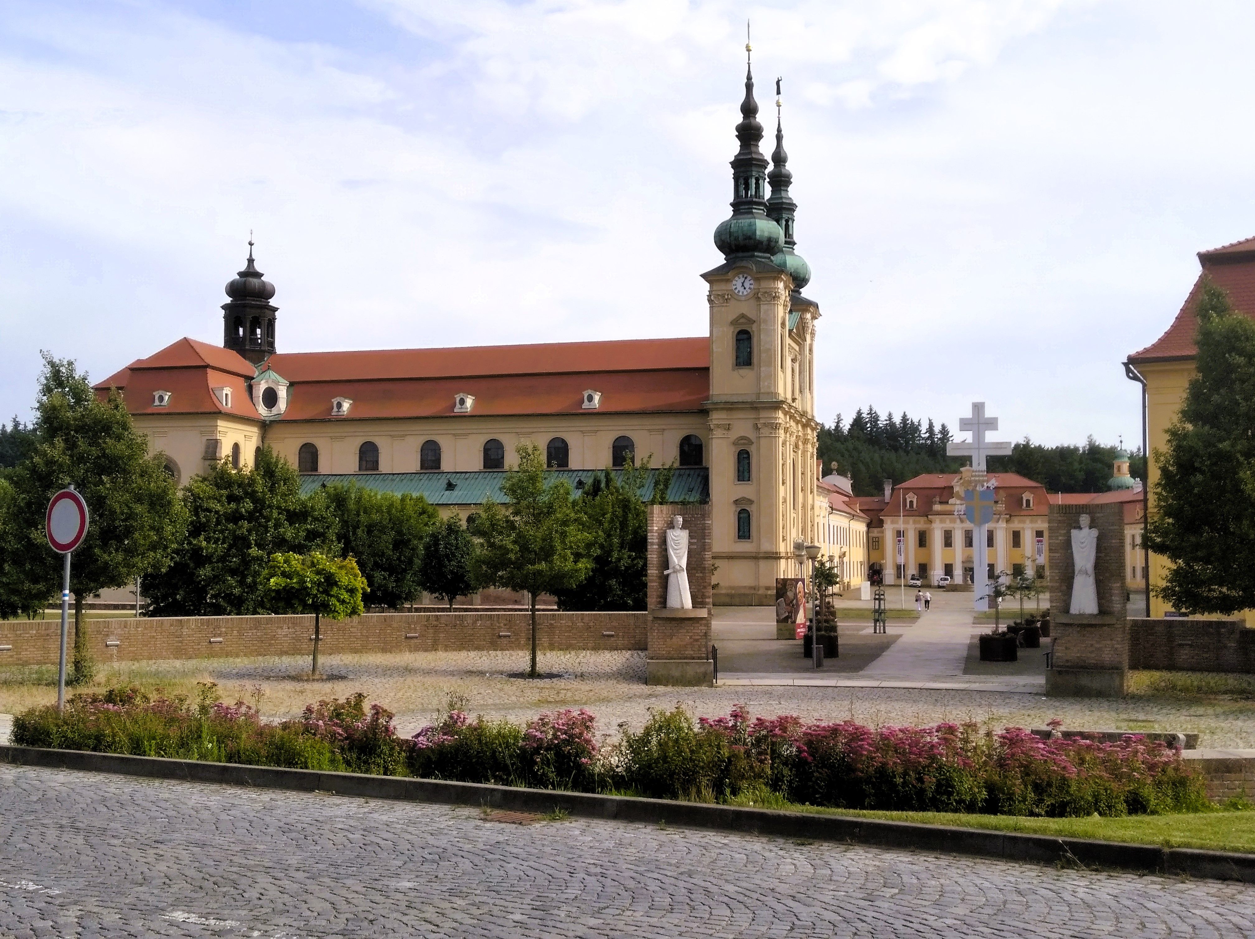 Velehrad-pohled na baziliku a náměstí