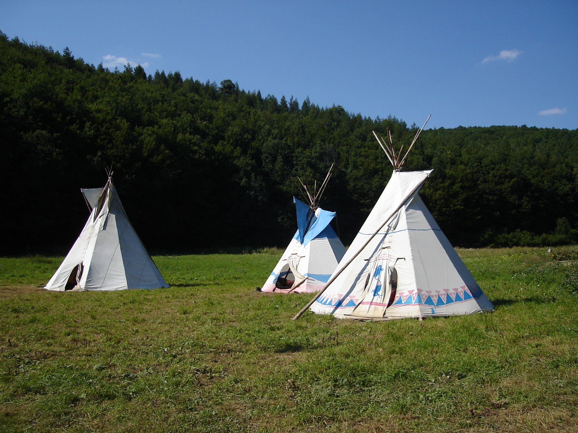 TEE PEE POD BŘESTECKOU SKALOU NA LOUCE