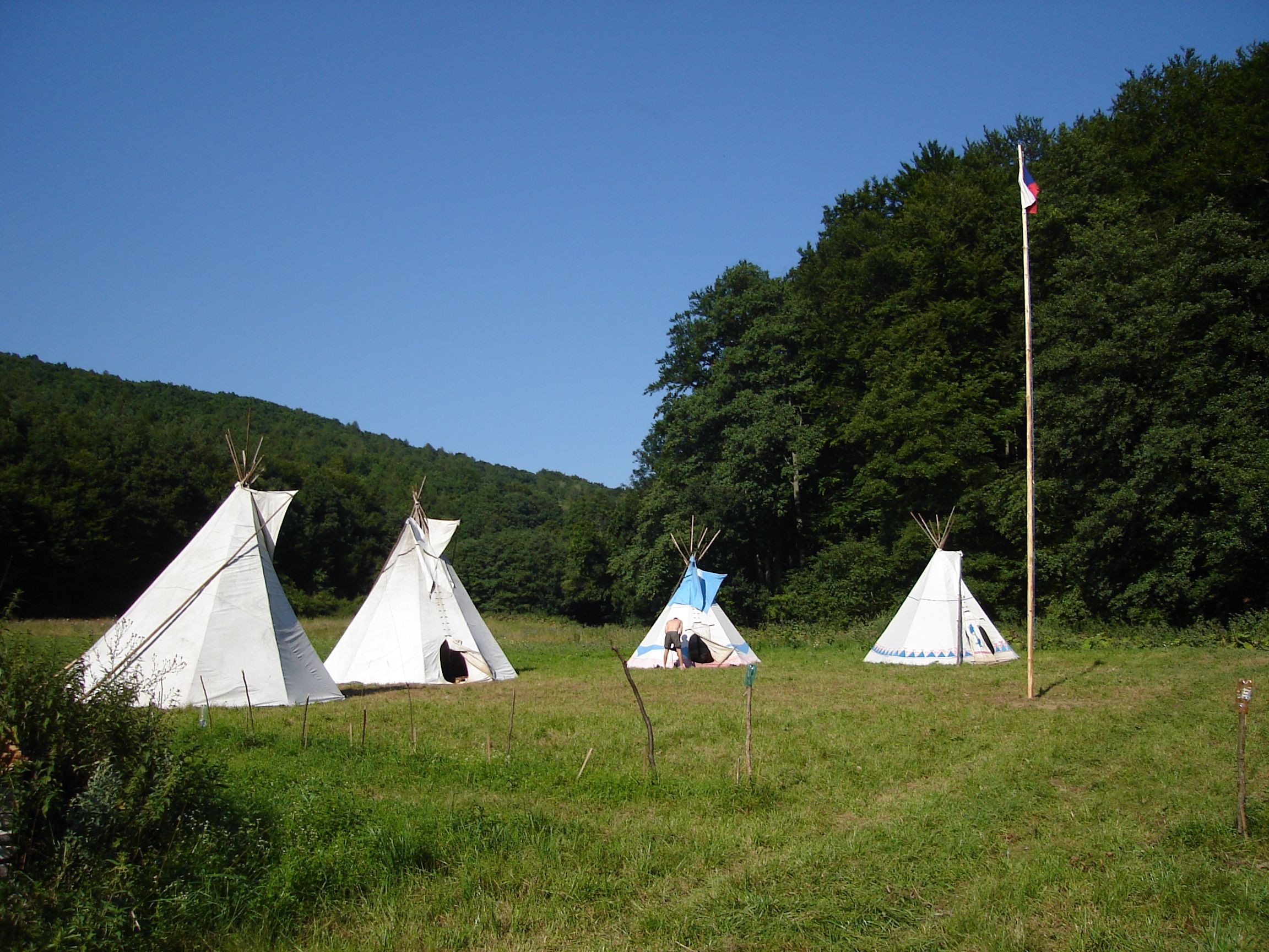 TEE PEE POD BŘESTECKOU SKALOU