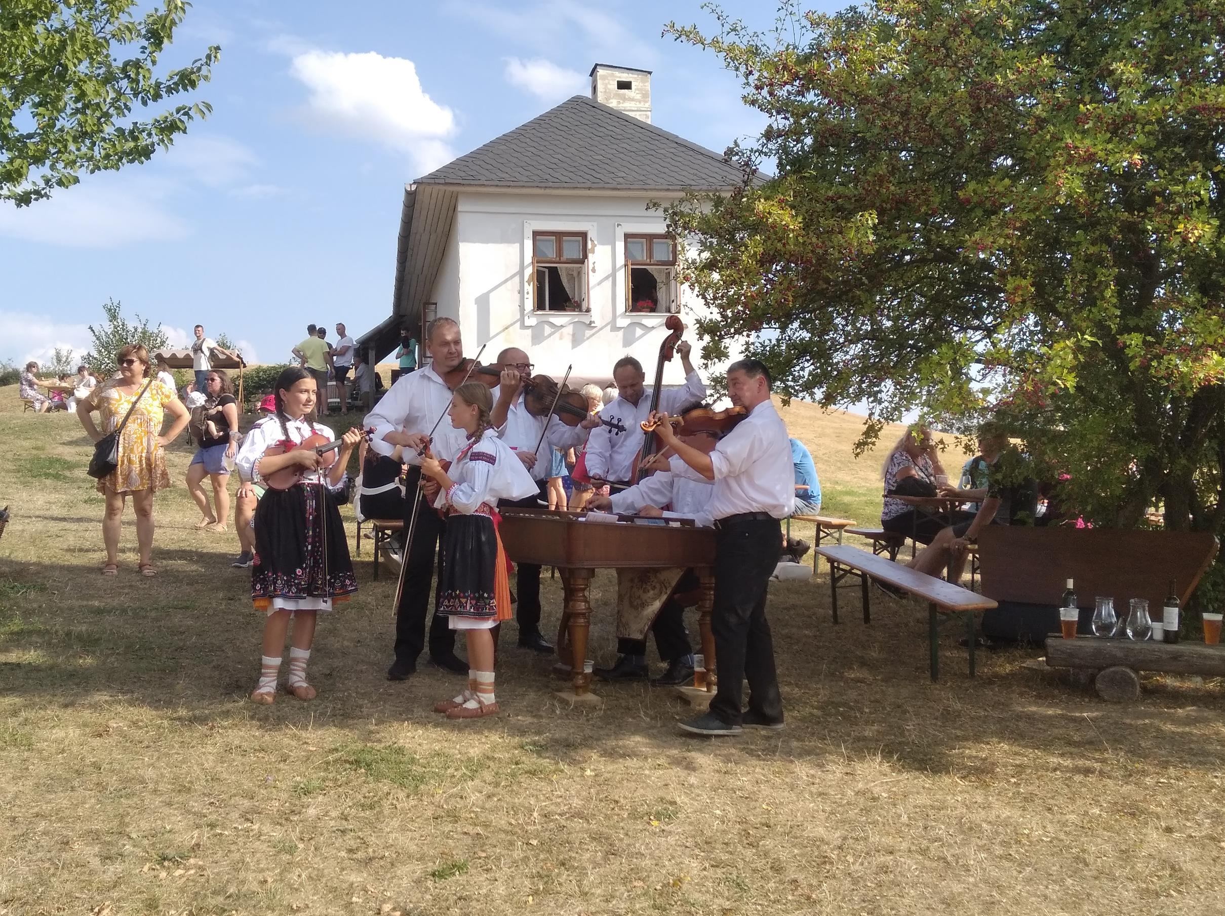 vlevanduli.cz-Slavnosti vína Uherské Hradiště, park a skanzen Rochuzu